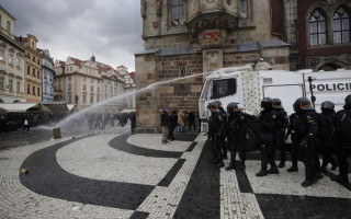 В Европе протестуют против карантина: полиция разогнала митинги в Чехии и Словакии, фото