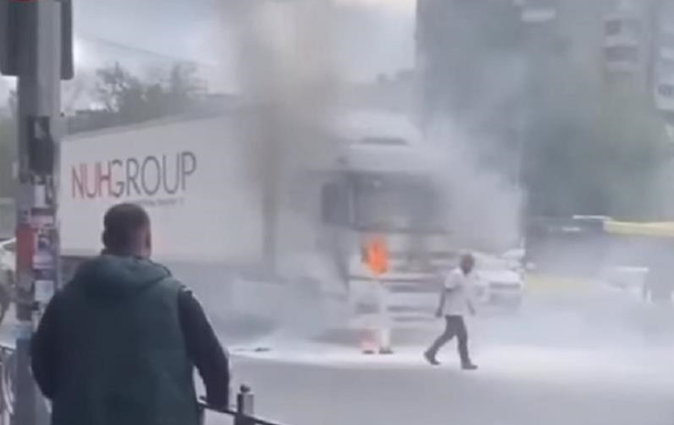 В Киеве возле метро на ходу вспыхнул грузовик, видео