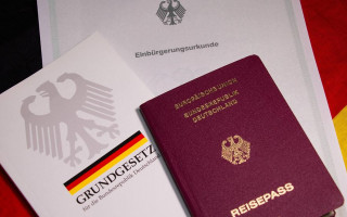 Мужчине не дали немецкое гражданство за отказ пожать руку женщине