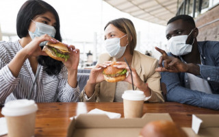 Стало известно, как распространяется коронавирус во время разговора за столом: видео