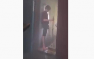 В Киеве прорвало трубу: подъезд и квартиры затоплены, видео