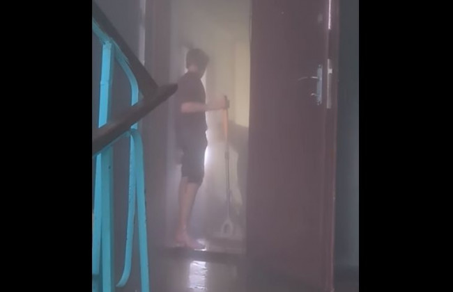 В доме, как в бане: в столичной многоэтажке прорвало отопление