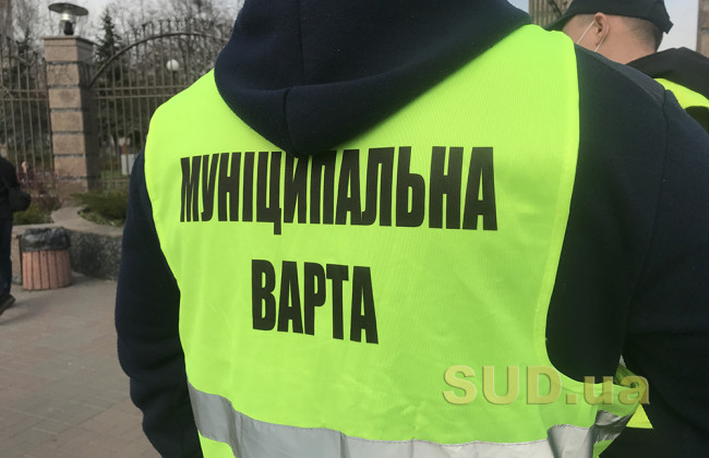 В столичном парке женщина воровала цветы для продажи