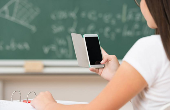 Гончаренко пропонує заборонити смартфони в школах