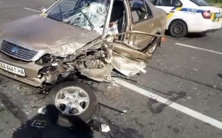 Лобовое столкновение легковушек в Киеве: появилось видео