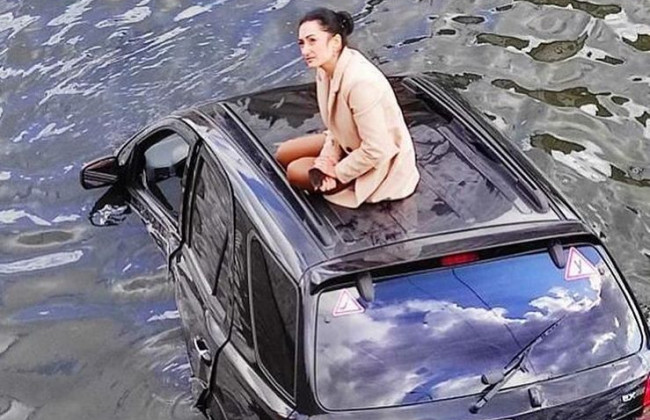 В Харькове девушка на внедорожнике влетела в реку: фото и видео