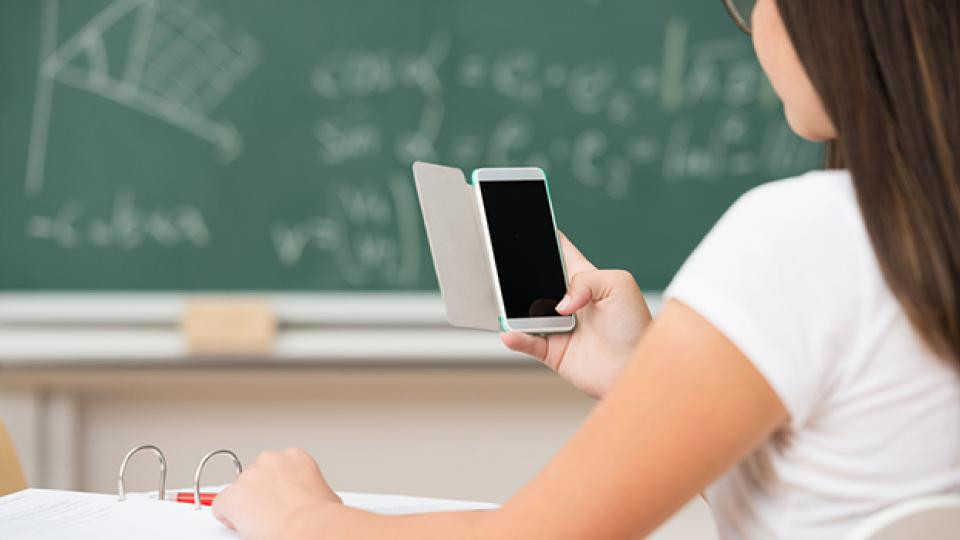 Гончаренко пропонує заборонити смартфони в школах