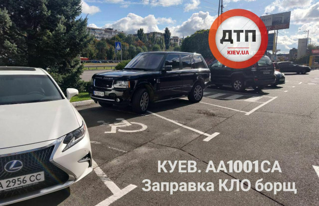 Киевлян возмутил очередной «герой парковки» на дорогом авто, фото