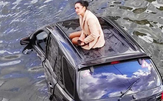 В Харькове девушка на внедорожнике влетела в реку: фото и видео