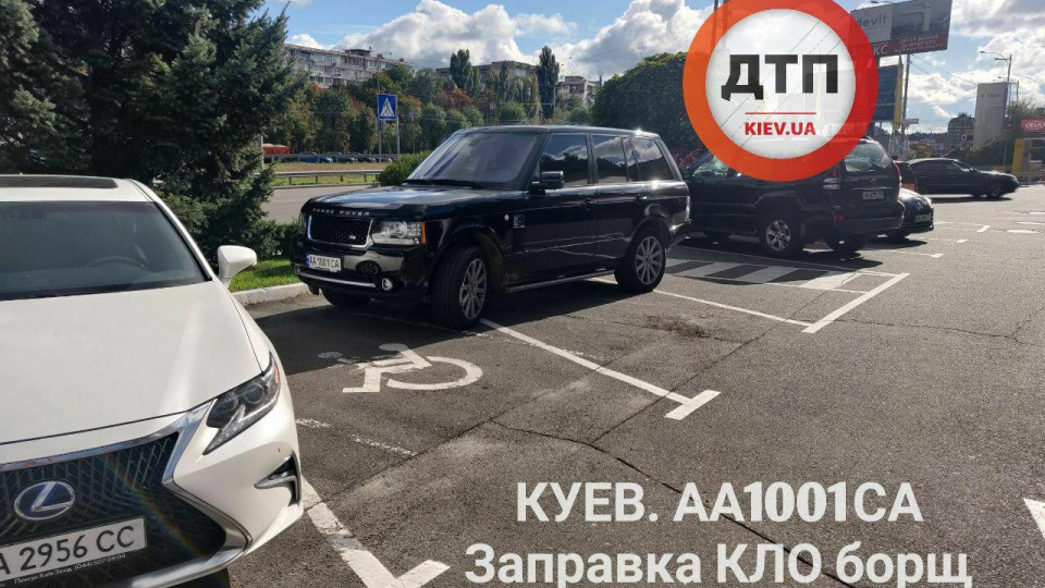 Киевлян возмутил очередной «герой парковки» на дорогом авто, фото
