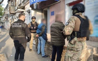 Двоє шахраїв намагалися заволодіти будівлею ДФС у центрі Одеси