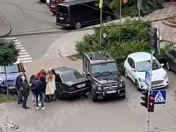 В центре Киева водитель «гелика» поднял руку на автоледи: видео