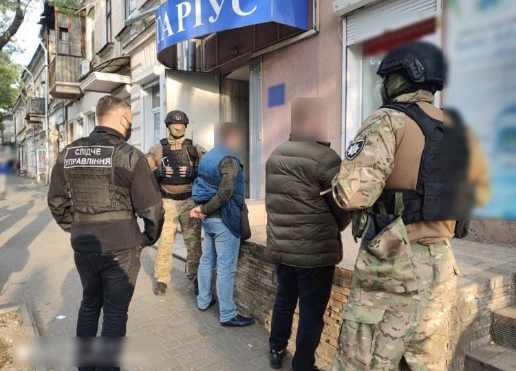 Двоє шахраїв намагалися заволодіти будівлею ДФС у центрі Одеси