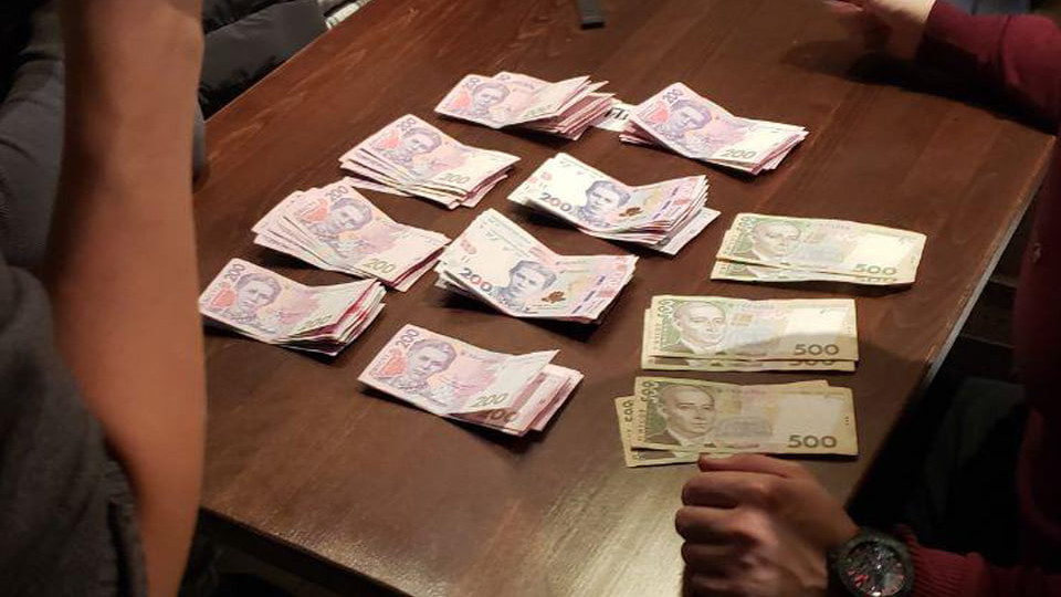 У Києві затримали державного виконавця на отриманні валютного хабаря