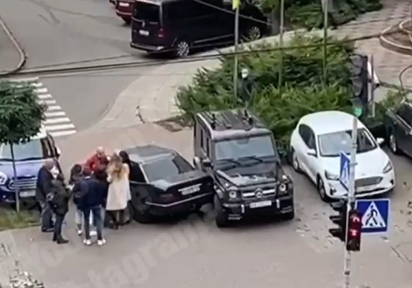 В центре Киева водитель «гелика» поднял руку на автоледи: видео