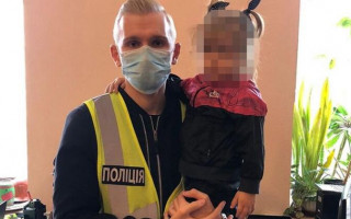 Бросила 3-летнюю дочь у знакомых и сбежала: в Киеве ищут горе-мать