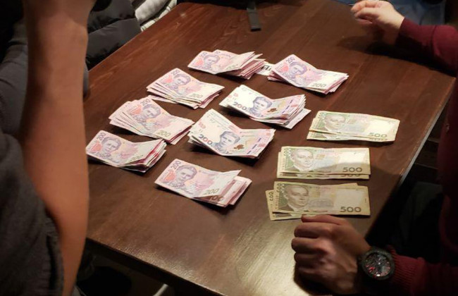 У Києві затримали державного виконавця на отриманні валютного хабаря