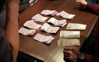 У Києві затримали державного виконавця на отриманні валютного хабаря