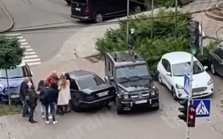В центре Киева водитель «гелика» поднял руку на автоледи: видео