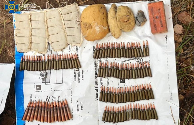 На Рівненщині СБУ викрила замаскований схрон із гранатами і вибухівкою