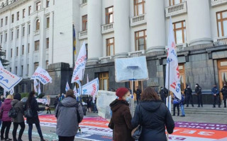 В Киеве обманутые вкладчики вышли с протестами на Крещатик и перекрыли улицу