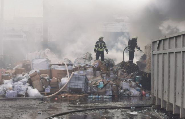 Пожар под Киевом: горит предприятие по утилизации химикатов, пострадали работники