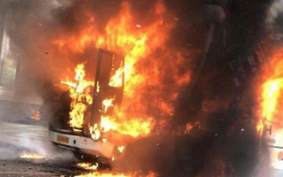 В Киеве возле метро загорелась маршрутка, видео