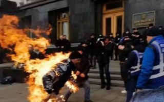 Под офисом Зеленского мужчина устроил акт самосожжения