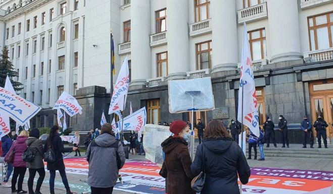 В Киеве обманутые вкладчики вышли с протестами на Крещатик и перекрыли улицу