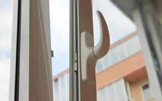 В Киеве из окна многоэтажки выпала женщина и ребенок, фото