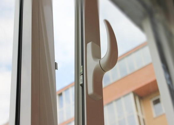 В Киеве из окна многоэтажки выпала женщина и ребенок, фото