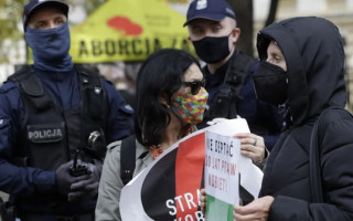 Польша без абортов: женщины выходят на протесты против «пыток»