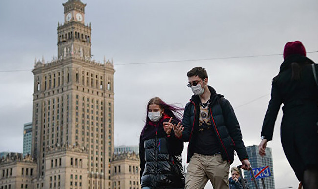 Вся страна в красной зоне: Польша возвращает жесткий карантин