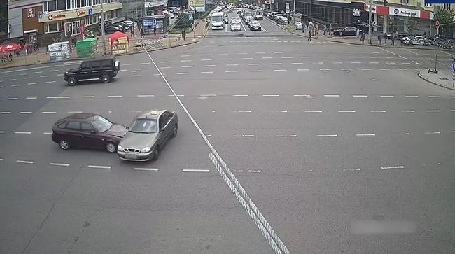 Серьезное ДТП в Киеве: легковушка врезалась в такси, видео