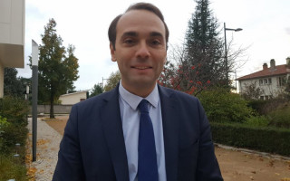 Жестокое убийство школьного учителя: мэру города во Франции угрожают отрезать голову