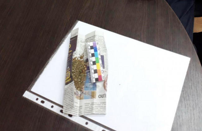 Судові охоронці в Дніпрі виявили у відвідувача суду наркотичну речовину