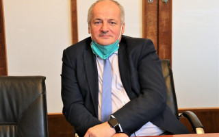 Засветился в «закрытом» ресторане без маски: в Чехии отправляют в отставку главу Минздрава, фото