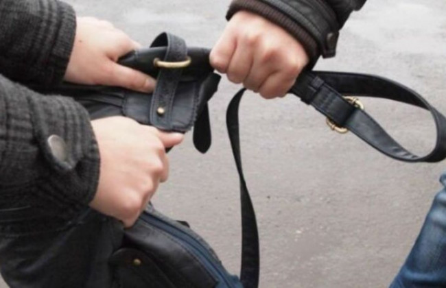 Ограбил пенсионерку: в Киеве прохожие поймали вора, видео