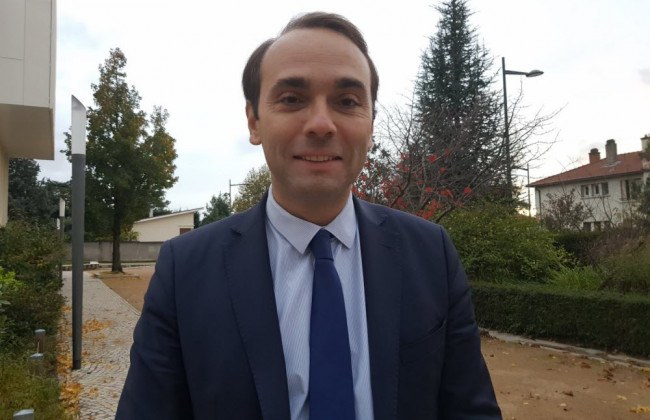 Жестокое убийство школьного учителя: мэру города во Франции угрожают отрезать голову