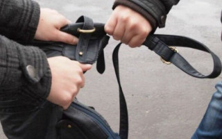 Ограбил пенсионерку: в Киеве прохожие поймали вора, видео