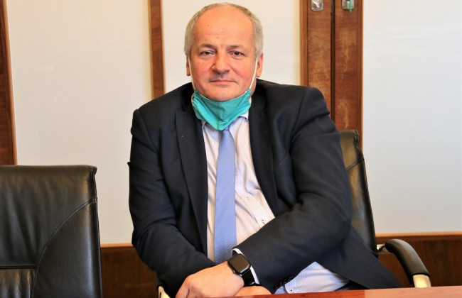 Засветился в «закрытом» ресторане без маски: в Чехии отправляют в отставку главу Минздрава, фото