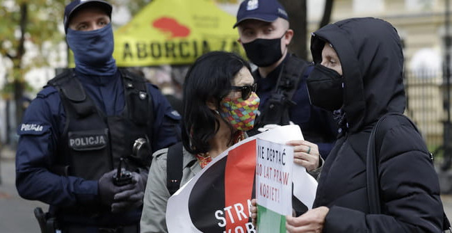 Польша без абортов: женщины выходят на протесты против «пыток»
