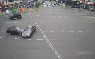 Серьезное ДТП в Киеве: легковушка врезалась в такси, видео