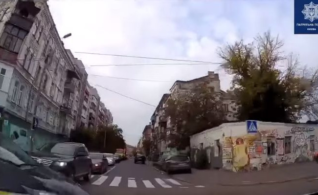 В Киеве автомобиль патрульных попал в ДТП, видео
