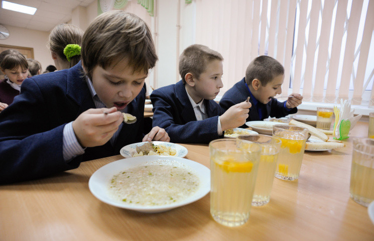 Без колбас и газировки: школьникам утвердили новый рацион питания