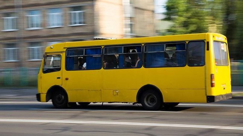 В Киеве маршрутка на ходу потеряла колесо, фото