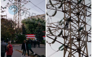 В Одессе мужчина на глазах зевак покончил с собой, взявшись за высоковольтный провод: фото и видео