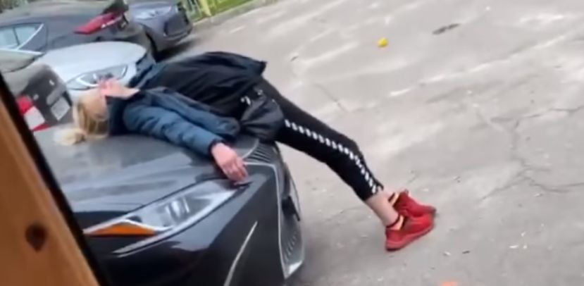В Киеве женщина уснула на капоте Lexus, видео