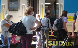 Укрзалізниця відновлює продаж квитків до міст з червоної зони