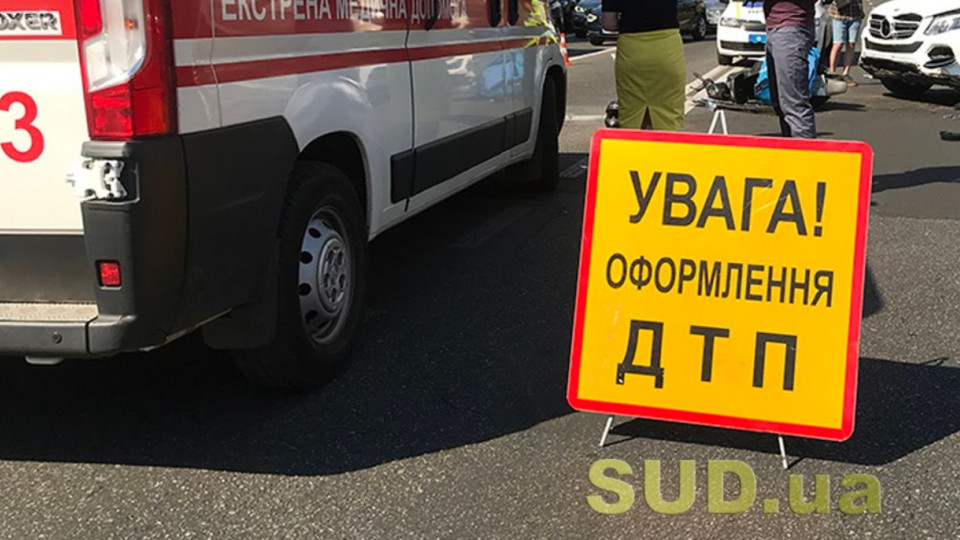 В Киеве на Северном мосту фура въехала в дорожных рабочих, видео